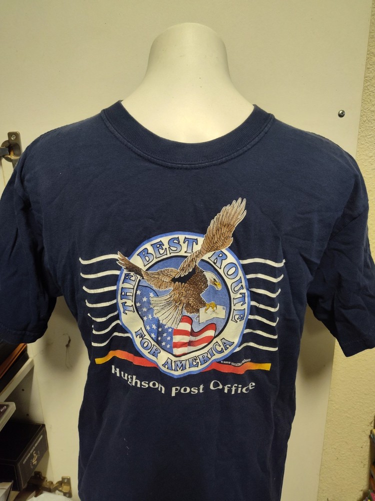 VINTAGE 2003 HUGHSON CA USPS POST OFFICE T SHIRT EAGLE BEST ROUTE BLUE M GILDAN
