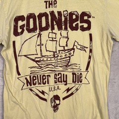 Goonies Mens Graphic Tee Shirt Medium Yellow Skull 90s Skater Grunge Distressed