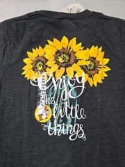 Size M – Buc-ee s Enjoy The Little Things t-shirt NWT