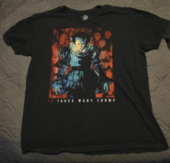 Pennywise IT Takes Many Forms T-Shirt Size XL EUC Stephen King