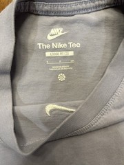 Nike The Nike Tee Men’s S Gray Solid Loose Fit Crew Neck Short Sleeve Logo Tee