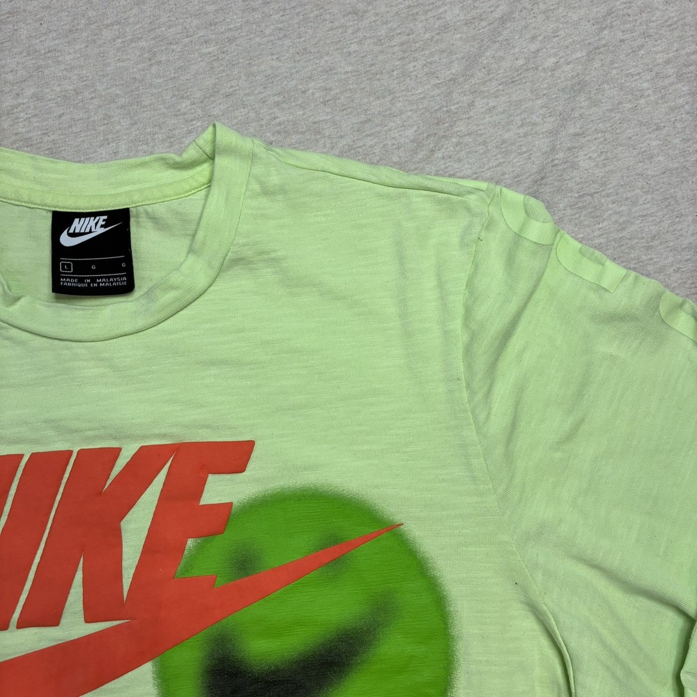 Nike Sportswear World Tour Shirt Men’s Large Green Glow In The Dark Puff Print
