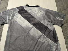 DAKINE XL ATHLETIC LIGHT WEIGHT SHORT SLEEVE SHIRT…SEE DESCRIPTION/CONDITION