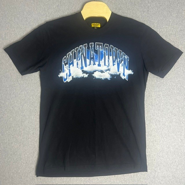 Chinatown Market Men’s Black Graphic Tee Blue & White Clouds T-Shirt Size XL