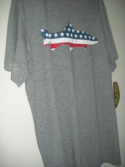 UNISEX LAKE AND TRAIL NWT, GRAY T SHIRT, WITH RED , WHITE , BLUE FISH, SIZE L
