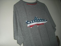 UNISEX LAKE AND TRAIL NWT, GRAY T SHIRT, WITH RED , WHITE , BLUE FISH, SIZE L