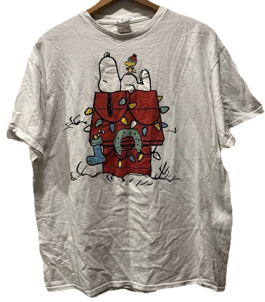 Snoopy Men’s Large T-shirt Woodstock Stocking Lights Peanuts 100% Cottton