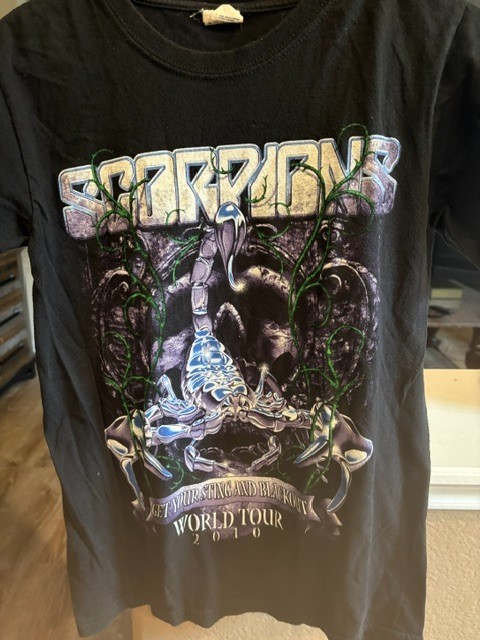 Used vintage concert t shirt. Size is small.