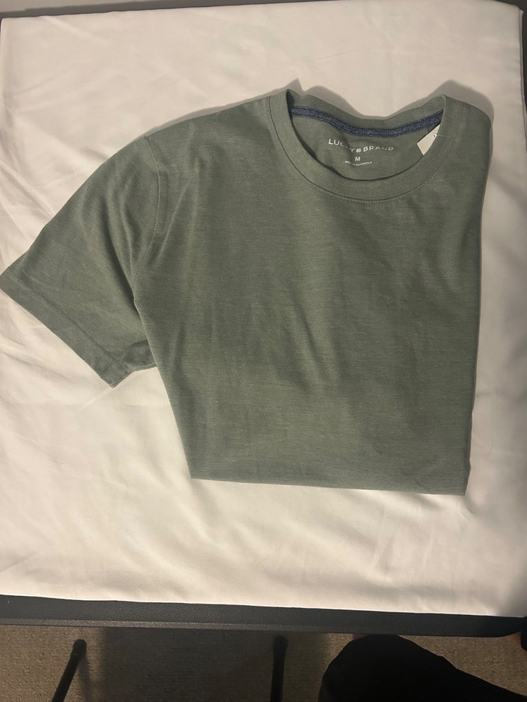 Mens lucky brand green t shirt medium new never warn.