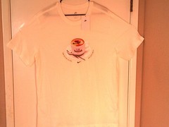 NEW NIKE SPORTSWEAR “Cafe Swoosh Mug Tee” MEN’S WHITE T-SHIRT XL IH1159-133