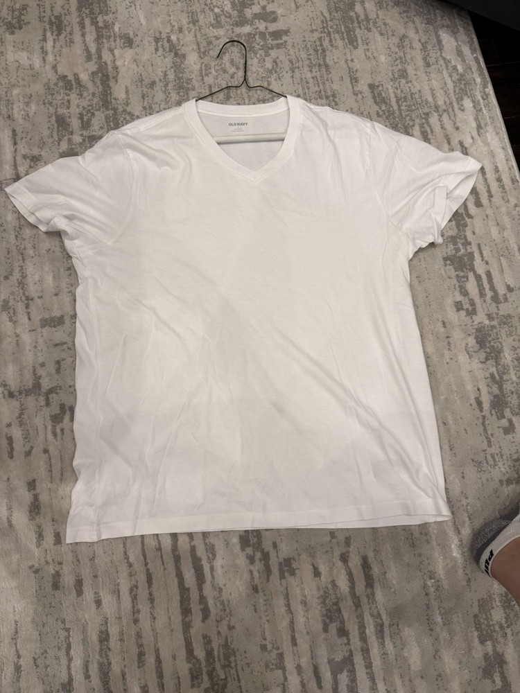 New Old Navy Men V-Neck Tee in White