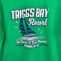 Triggs Bay Resort Lake Okoboji Iowa Souvenir Graphic T-Shirt Men’s L/XL 44″Chest
