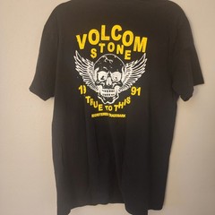 Volcom Stone Skull w/ Wings True to This – Black and Gold Tee Size L
