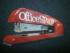 retro 90s OFFICE SPACE STAPLER T SHIRT Milton IT Work Sucks Movie Film MEDIUM