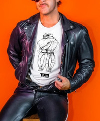 TOM OF FINLAND CRACKIN UP – LEATHER MAN MENS T SHIRT TEE SHIRT GAY CULTURE