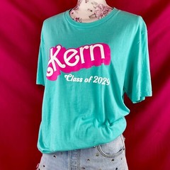 Kern Class of 2029 T-Shirt Graphic Tee Medium Barbie Ken Students Designers