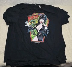 ELVIRA House Of Horrors 2022 Queen B Loot Crate T-Shirt Men’s Size XL (Elvira)