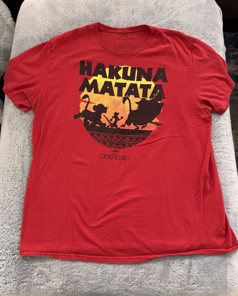 Disney The Lion King Men’s Graphic Tee – Hakuna Matata – Red