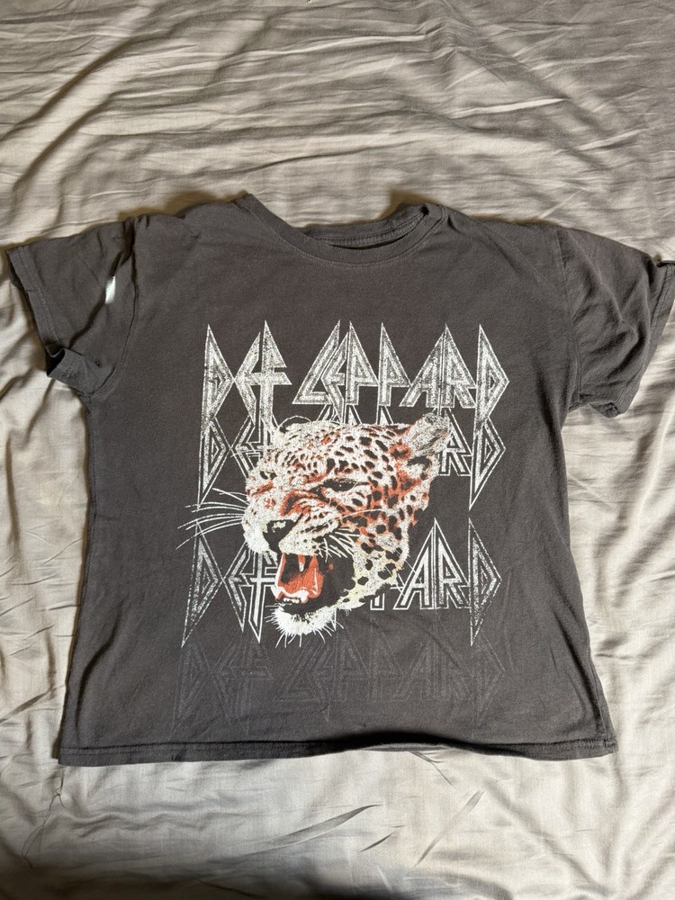 Def Leppard women’s M Gray Cotton Knit Crew Neck Short Sleeve Leopard Logo Tee