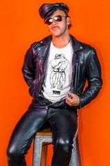 TOM OF FINLAND CRACKIN UP – LEATHER MAN MENS T SHIRT TEE SHIRT GAY CULTURE