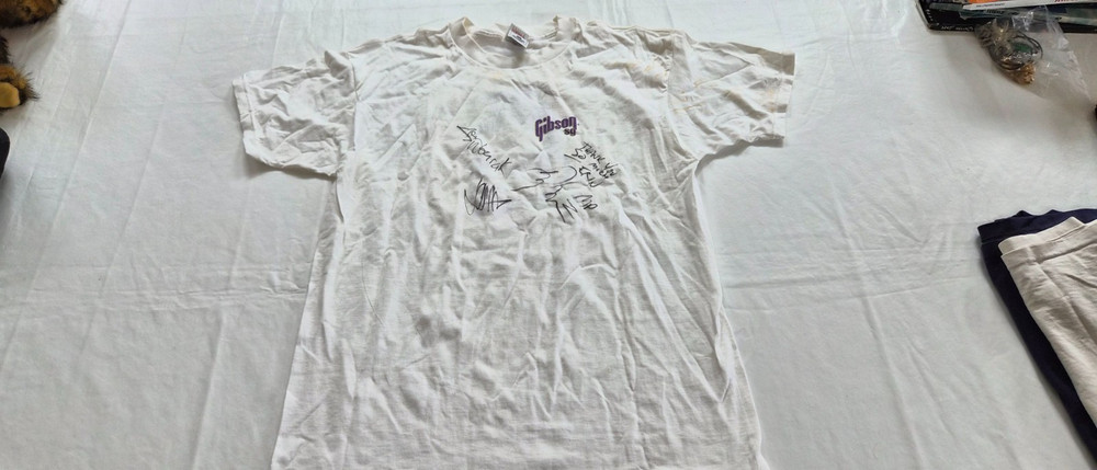 Vtg 80s/90’s Gibson Guitar T Shirt Guitars Autographed – Not sure by who