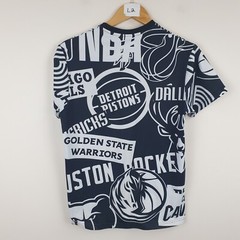New Era NBA T Shirt Mens Small Black All Over Print Lakers Bulls Magic Nets