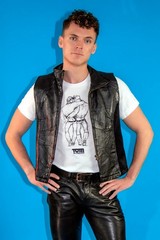 TOM OF FINLAND CRACKIN UP – LEATHER MAN MENS T SHIRT TEE SHIRT GAY CULTURE