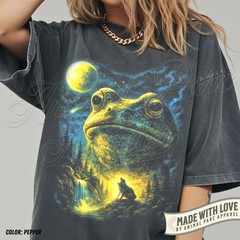 Frog Howling at the Moon T-Shirt Retro Full Moon Graphic Nature Tee