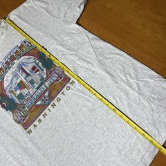 Lot 2 – Vintage 90s Seattle Washington Space Needle Rainer moon T-Shirt USA XL