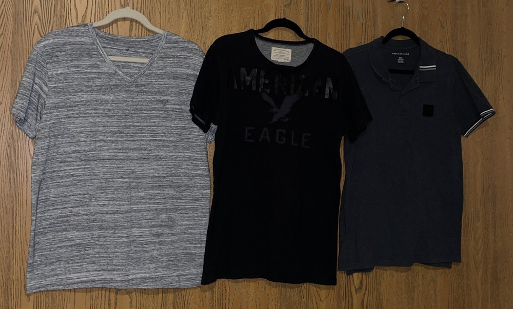 LOT OF 3 AMERICAN EAGLE MENS T-SHIRTS, 1 V-NECK/ 1 CREW NECK/ 1 POLO SIZE MEDIUM