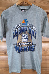 Vintage 1999 NCAA UConn Huskies Champions T-Shirt Men Large Pro Player 90s