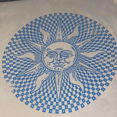 Celestial sun graphic T-shirt mad engine adult Size Large Neutral/blue Checkered
