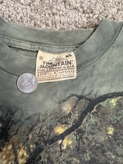 The Mountain Mens T-shirt Vintage 1999 Green “Roaming Cows” Leather Tag Size XL
