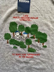 idakoos T-Shirt “Use Multi-Million Dollar Satellites To Hunt Tupperware” NWT – L