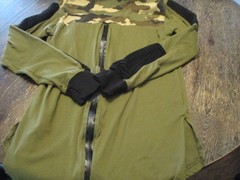 BLEECKER & MERCER CAMO SLEEP SHIRT, ZIPS IN BACK, SIZE M