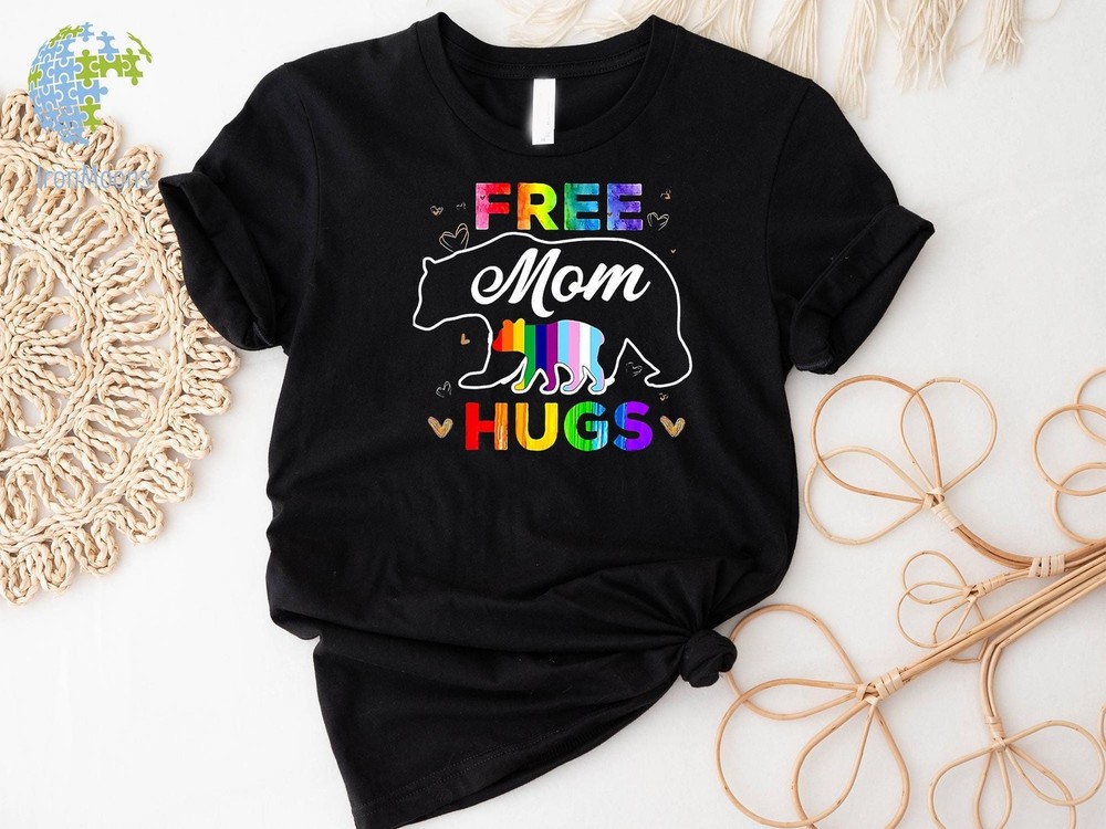 Free Mom Hugs T-Shirt Proud Mom Apparel Rainbow Gay Pride T-Shirt Lgbtq Proud