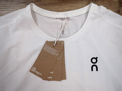 NEW ON RUNNING MENS DRYTEC COURT T SHIRT WHITE SMALL GYM RUN CLOUDS TENNIS