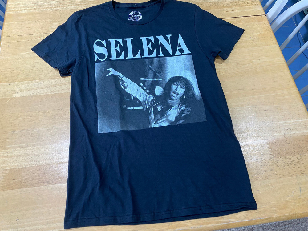 SELENA Quintanilla Black Graphics T-Shirt – Unisex size S