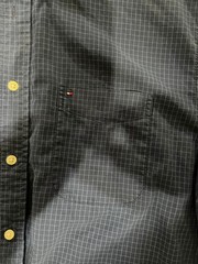 MEN’S SIZE LARGE TOMMY HILFIGER BLUE /PIN STRIPES – SHORT SLEEVE BUTTON UP SHIRT