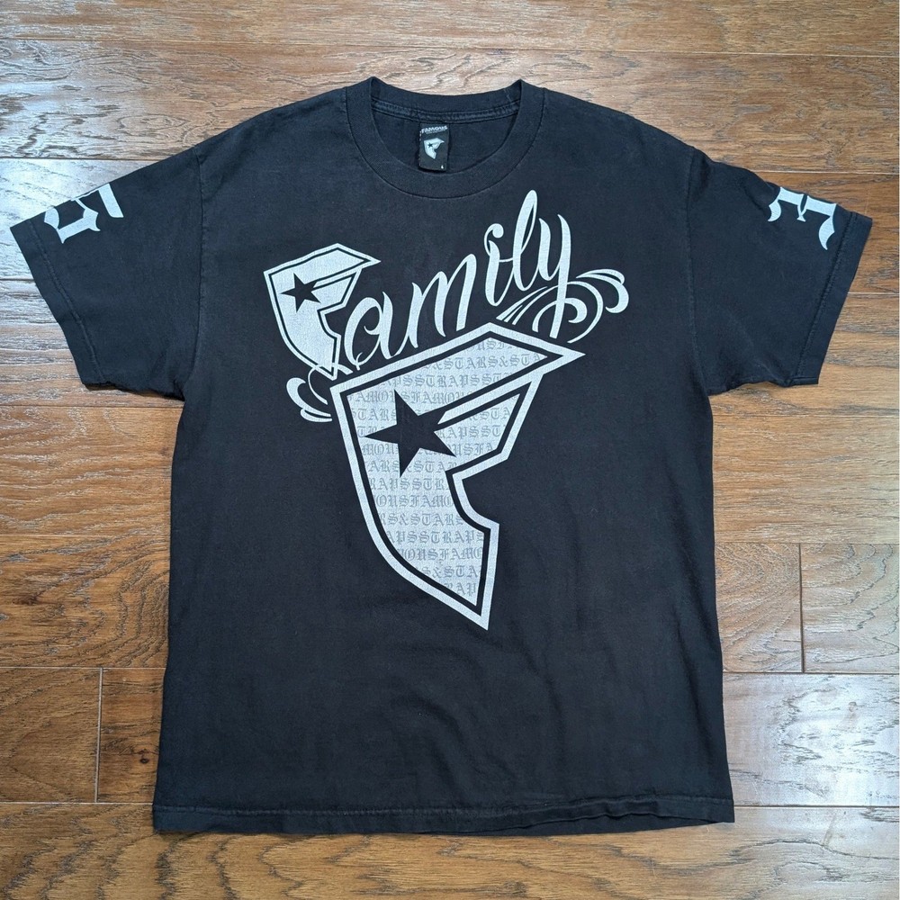 Y2K Famous Stars and Straps Family Logo T Shirt Mens Large 21.5×27