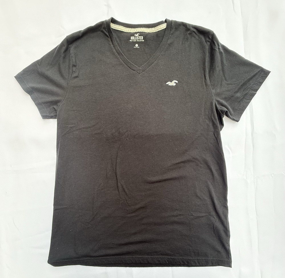 Hollister Must-Have Collection Men’s Large Black V Neck Logo T-Shirt Tee