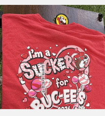 Buc-ee’s “I’m a Sucker for Buc-ee’s” Valentine Hearts Red Tee 2X Crew