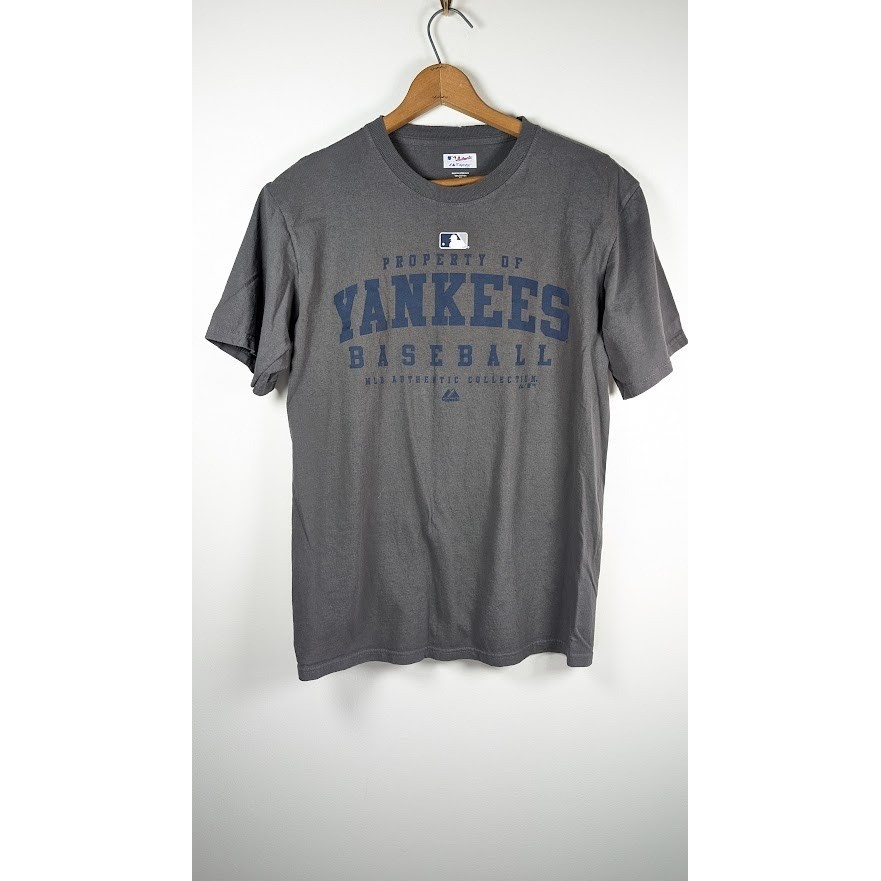 New York Yankees T-Shirt Men’s Size Medium Majestic Casual Lightweight Summer