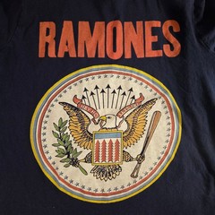 Ramones Full Colour Seal Graphic T-Shirt Men’s Size M Navy Blue Multi