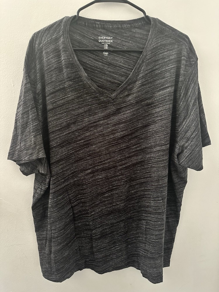 Gap Everyday Quotidien V-Neck T-Shirt Charcoal Gray Striped Short Sleeve NEW