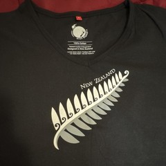 Kiwi Planet Men’s S Black New Zealand Fern Graphic V-Neck T-Shirt Cotton