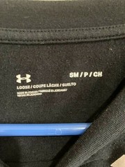 MENS SMALL UNDER ARMOUR LOOSE SLEEVELESS PULLOVER BLACK LARGE CALL OUT LOGO
