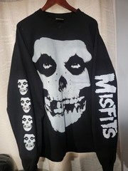 MISFITS LONG SLEEVE ON SHAKA HEAVYWEIGHT