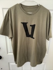 Men’s Vuori V1 Logo T Shirt Green Logo Short Sleeve Gym V925 Performance XL