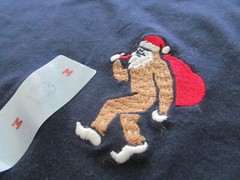 Old Navy Super Soft Poly Cotton Blend Men’s Med Bigfoot Santa Long Sleeve Shirt